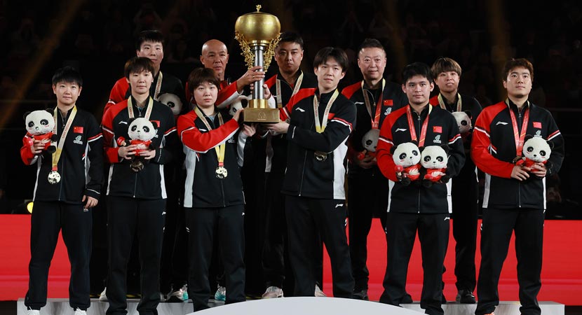 激烈的 球员进球 - 任意球射门